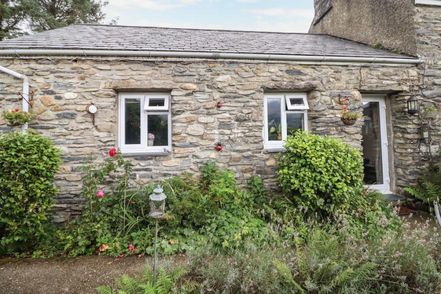 CWM CAETH COTTAGE, Romantic, With A Garden In Beddgelert