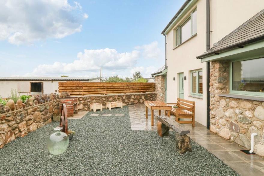 TY GWAIR (THE HAYLOFT), luxury holiday cottage in Caernarfon