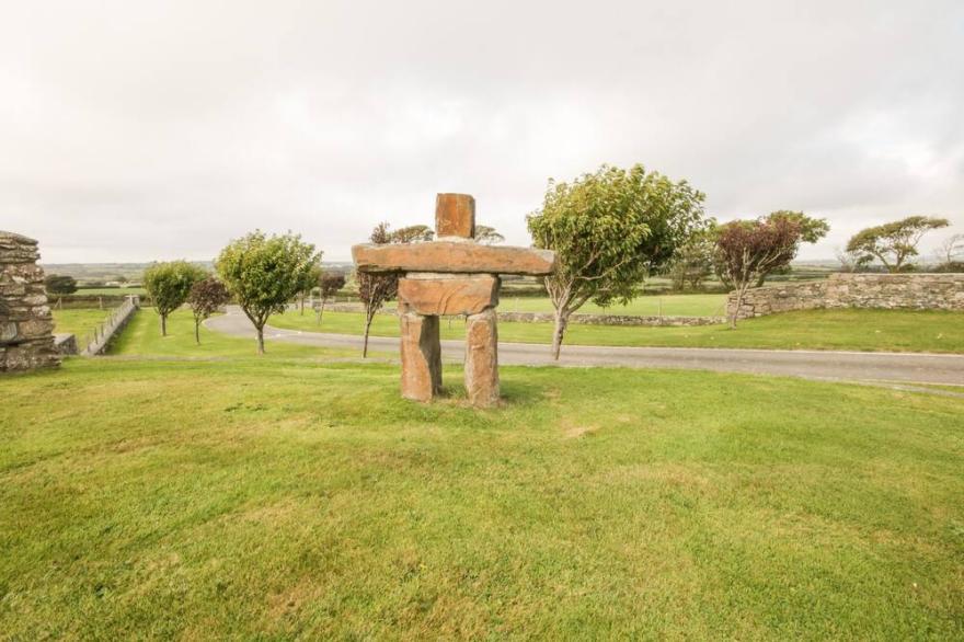 16 CEFN CWMWD COTTAGES, family friendly, with a garden in Llangefni