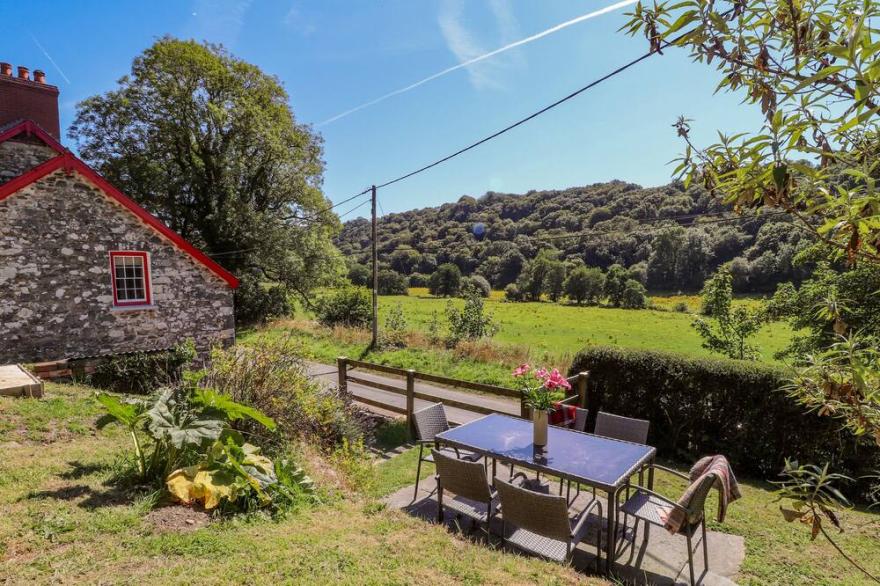 SYCAMORE HOUSE, Pet Friendly, Character Holiday Cottage In Fishguard