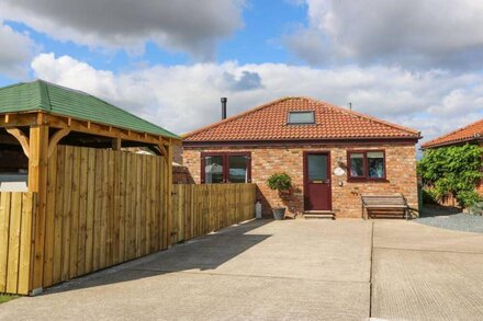 THE OLD MILL HIDEAWAY, with hot tub in Ellerton