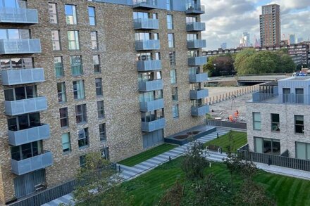 Modern 1 Bedroom Apartment with Balcony in Surrey Quays