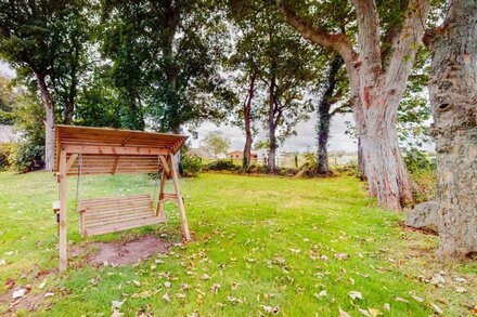 Dog Friendly Log Cabin with Hot Tub - Seiriol