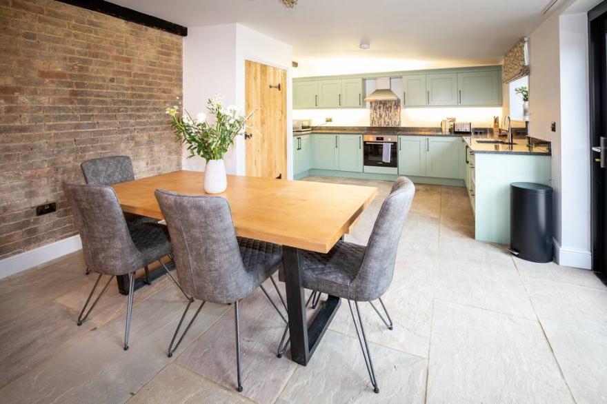 Luxurious 3-bedroom rustic barn conversion