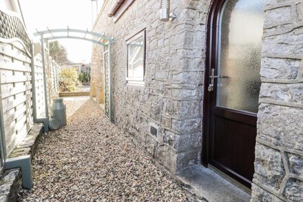 THE CHALET, romantic, country holiday cottage in Benllech