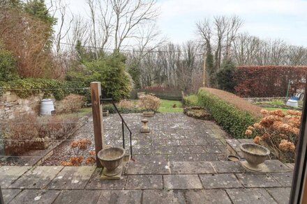 HILLCREST, pet friendly, with a garden in Chirk