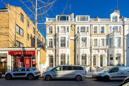 Lovely 2-bed flat in Earl's Court, West London