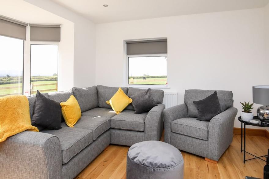 MYNYDD MWYN, family friendly, with hot tub in Llanfairpwllgwyngyll