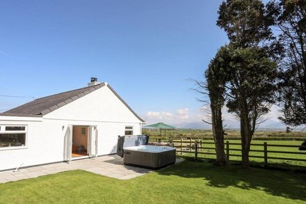 MYNYDD MWYN, family friendly, with hot tub in Llanfairpwllgwyngyll