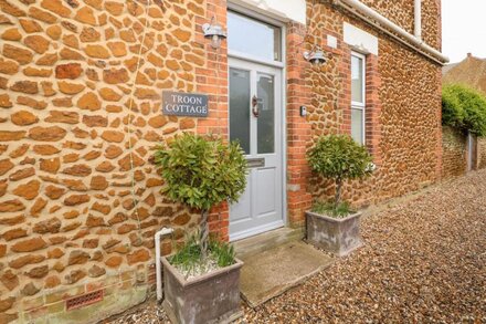 TROON COTTAGE, pet friendly, character holiday cottage in Hunstanton