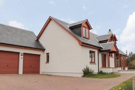 3 CROFTSIDE, pet friendly, with open fire in Aviemore