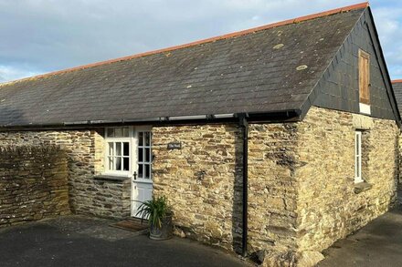 THE NOOK, pet friendly, character holiday cottage in St Mawgan