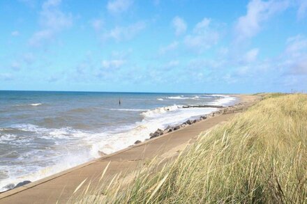 THE SHACK, pet friendly, character holiday cottage in Sea Palling