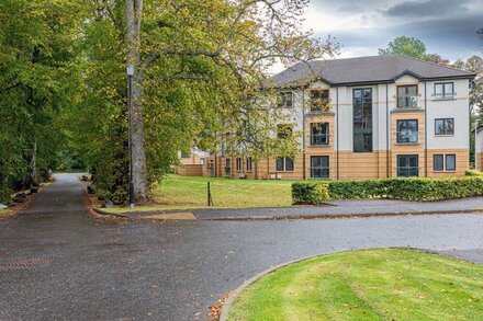 Hedgefield House - Serene Top Floor Flat