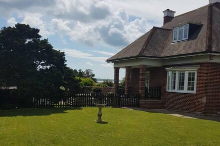 Large Beach Front House, Hot Tub, Games Room; Full Size Snooker & Scenic Gardens