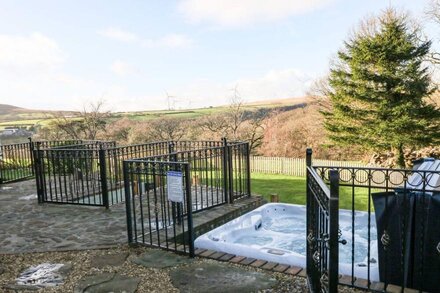 NANT MOEL ISAF FARM, pet friendly, with hot tub in Pontardawe