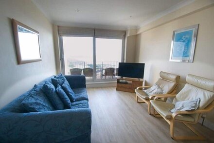 Cosy 2 bed apartment close to village with 3 balconies and seaviews!