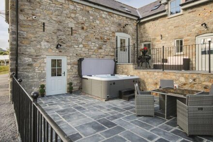 BARN 1, pet friendly, country holiday cottage in Llangollen