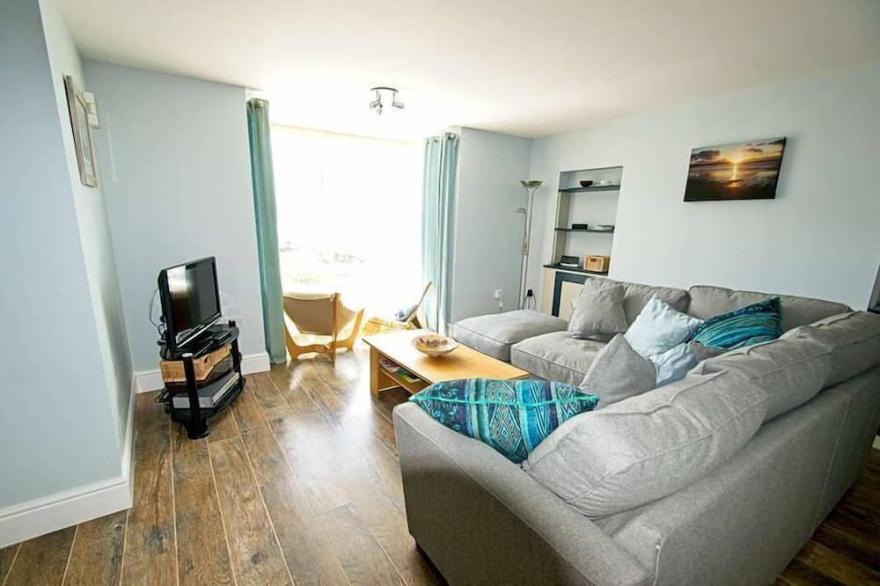 2 bed dog friendly apartment close to Combesgate Beach with outside space and seaviews