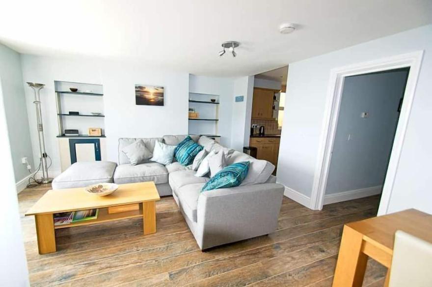 2 bed dog friendly apartment close to Combesgate Beach with outside space and seaviews