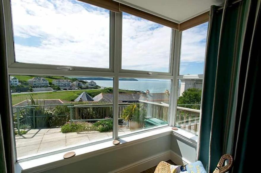 2 bed dog friendly apartment close to Combesgate Beach with outside space and seaviews