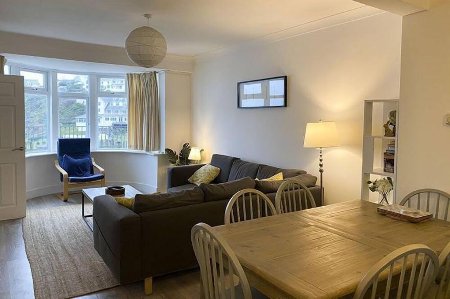 Gorgeous 2 bed apartment overlooking Combesgate Beach