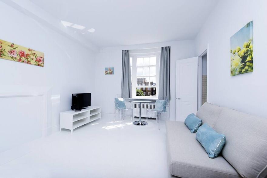 Fabulous studio flat in Bayswater!