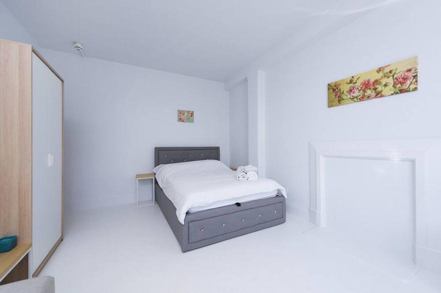 Fabulous studio flat in Bayswater!