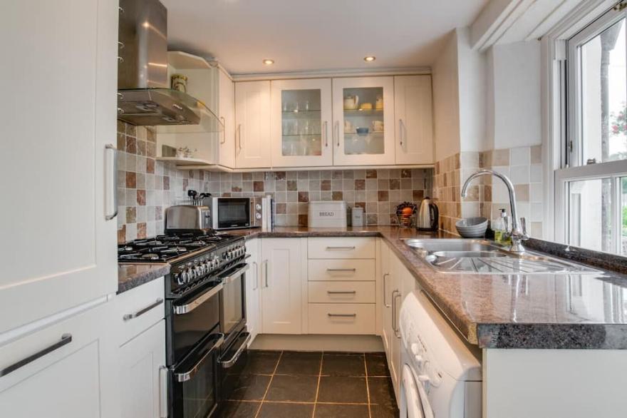 Patchwork Cottage - Two Bedroom House, Sleeps 4