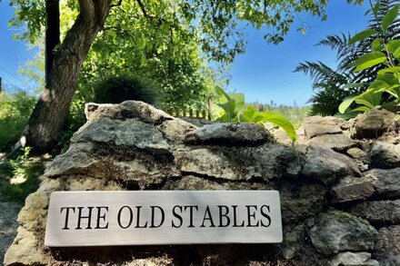 The Old Stables by Inspire Stays dot com - a cottage that sleeps 4 guests  in 2 bedrooms