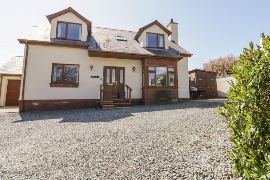 GER Y MOR, pet friendly, country holiday cottage in Cemaes Bay