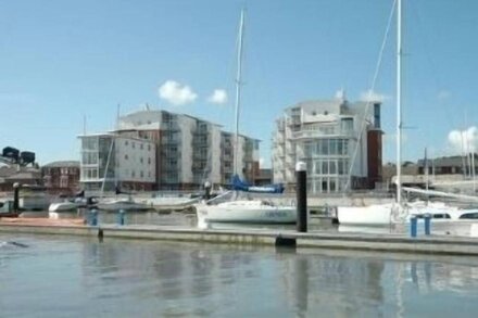 5* Luxury Apartment - 2 Bedrooms And 2 Bathrooms with amazing Solent views.