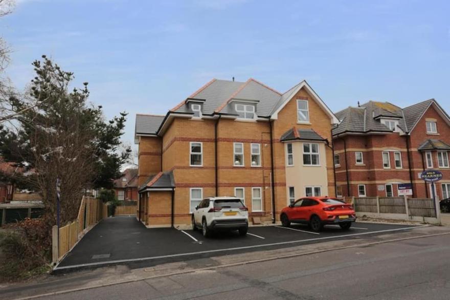 BOURNECOAST: MODERN 2 BEDROOM FLAT CLOSE TO BEACHES AND BOSCOMBE SHOPS - FM8387