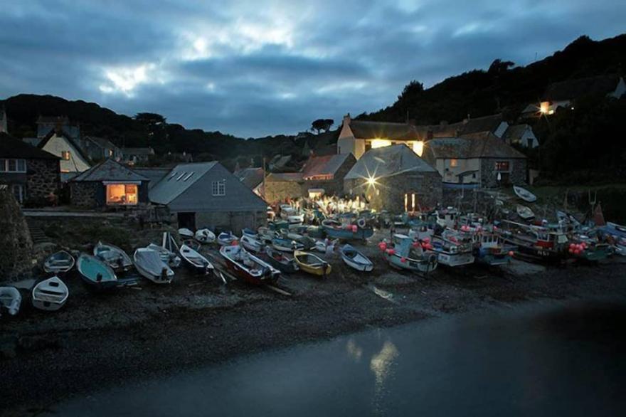 Pebbles In Cadgwith Cove- Sleeps 6 Guests  In 3 Bedrooms