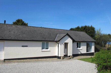 Coastal Path Cottage  With Stunning Sea Views and very dog friendly in Devon