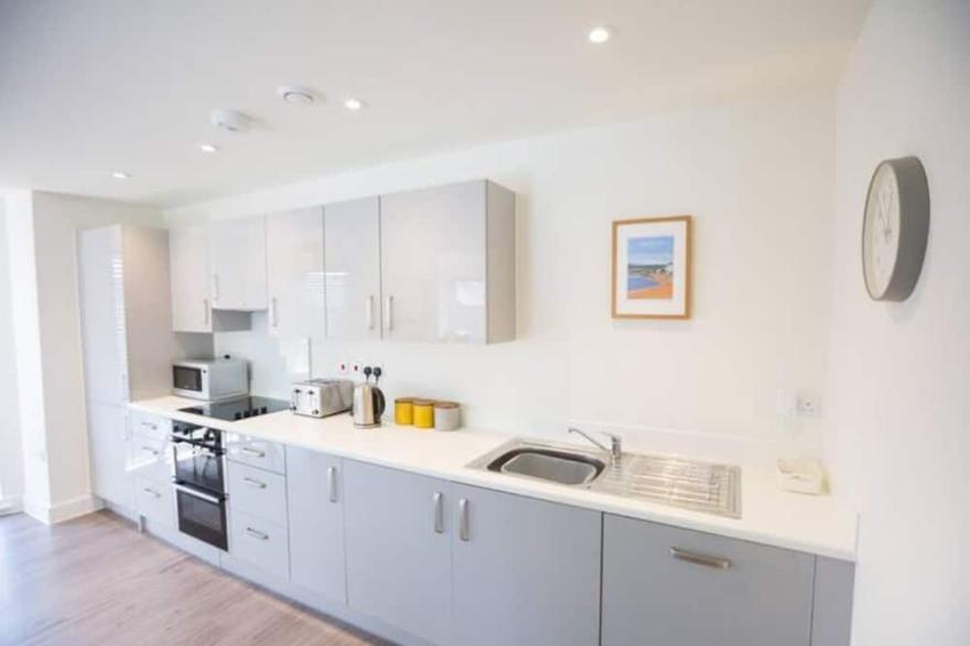 Spacious and Sunny 2 bedroom apartment in Exmouth