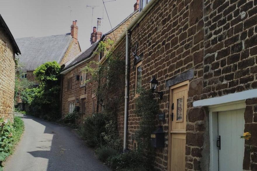 Romantic Cottage With Period Features On The Edge Of The Cotswolds.