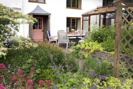 The Farm House with private hot tub and garden