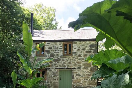 Secluded woodland cottage, close to SW Coast Path