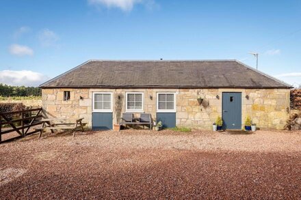 Gorgeous, romantic countryside bothy in courtyard with hot tub