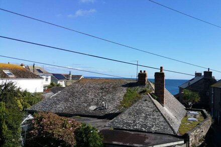 CENTRAL & MINUTES FROM HARBOUR- Cobbles Loft Mousehole