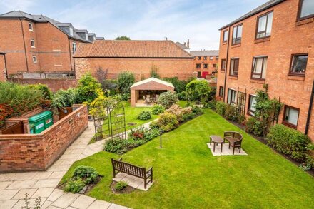 York City Centre Luxurious Apartment with FREE ONSITE PARKING!