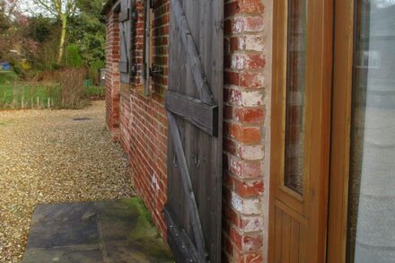 Valentine Cottage. Near Lincoln. Lovely detached, Country Barn.