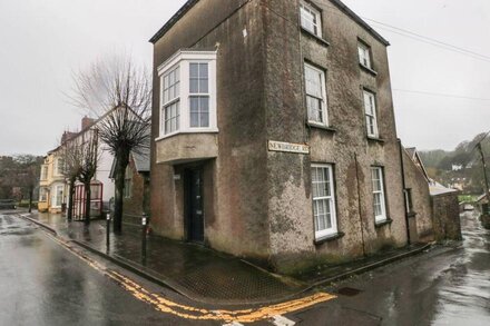 OLD GATE HOUSE, family friendly, with hot tub in Laugharne