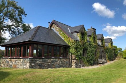 Cae Ceiniog - Three Bedroom House, Sleeps 6