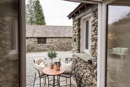 HART HEAD BARN, family friendly, with hot tub in Rydal