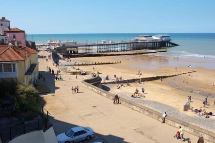 This stylish Victorian courtyard flat, situated in the heart of Cromer, is one minute's walk from it