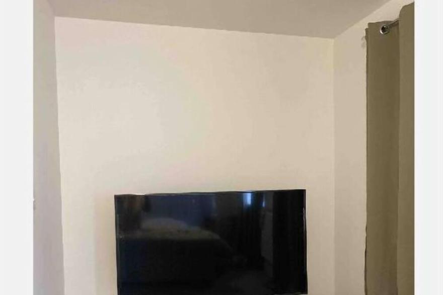 2 bed close to leeds city new built free parking