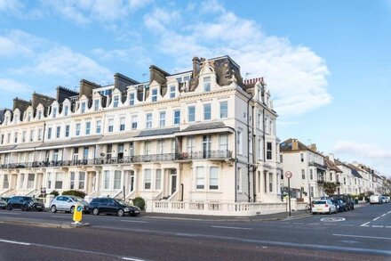 Immaculate 1-Bed Apartment on Hove Seafront