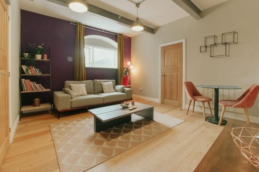 Cheap, Chic & Cheerful Pad In Historic Building